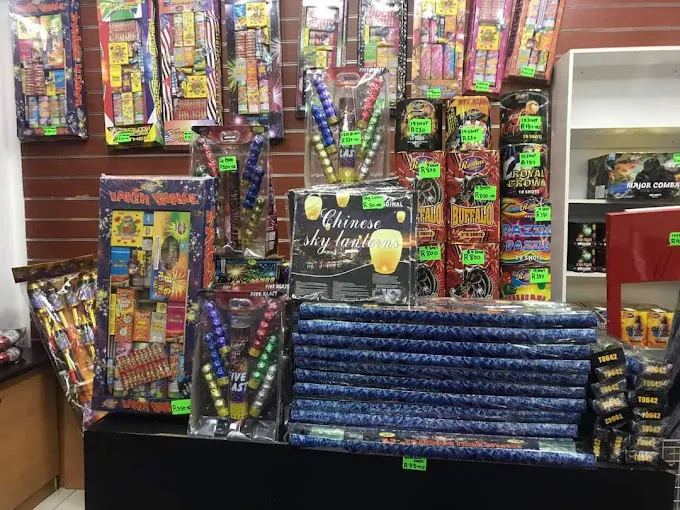 Maatskappy 4 beeld FIREWORKS FACTORY SHOP