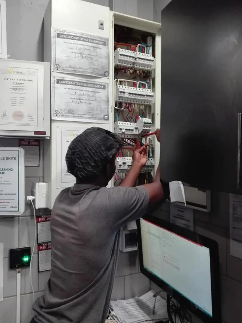 Maatskappy 1 beeld MONTANA ELECTRICIANS(NO CALL OUT FEE)